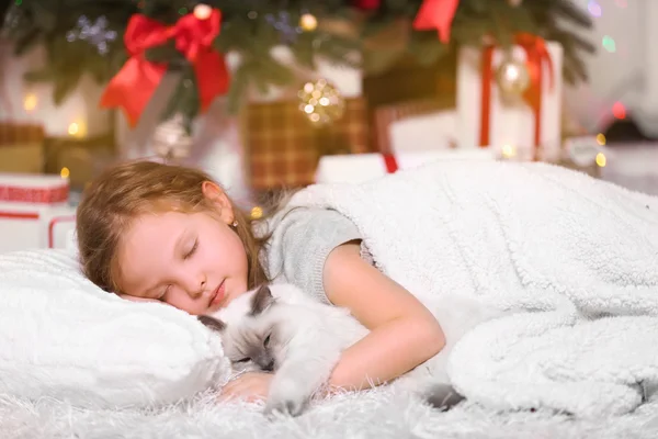 Slapende meisje met kat — Stockfoto