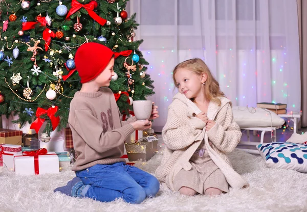 Gelukkige kinderen met kop als geschenk — Stockfoto