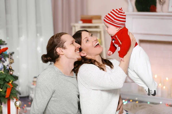 Pais brincando com bebê na sala de Natal — Fotografia de Stock