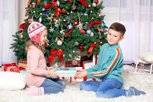 Glada barn med gåvor i Christmas room — Stockfoto