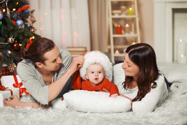 Famiglia felice posa sul pavimento — Foto Stock