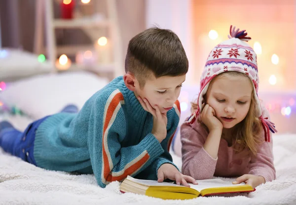 Şirin çocuk yere kitap okumak — Stok fotoğraf