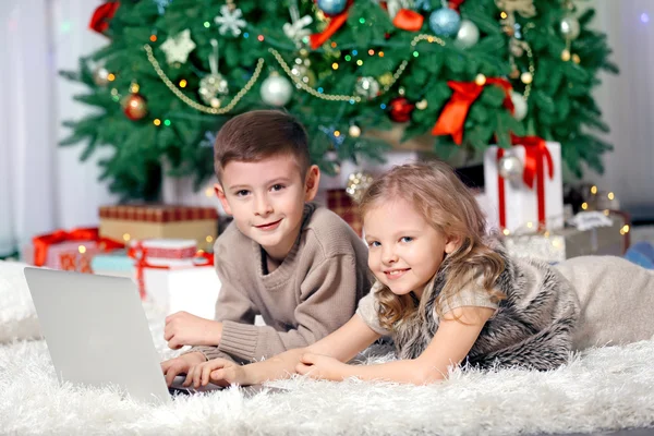 クリスマスの部屋のノート パソコンで幸せな子供たち — ストック写真