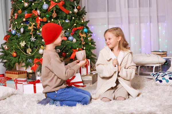 Bambini felici con coppa come regalo — Foto Stock