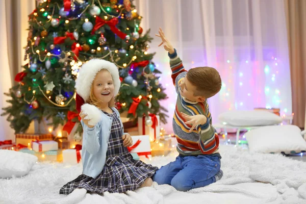 Bambini felici che giocano con regali — Foto Stock