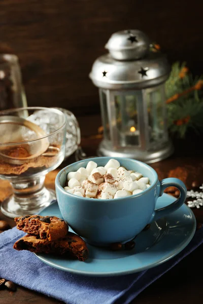 Caneca de chocolate quente com marshmallows, ramo de abeto no fundo de madeira — Fotografia de Stock