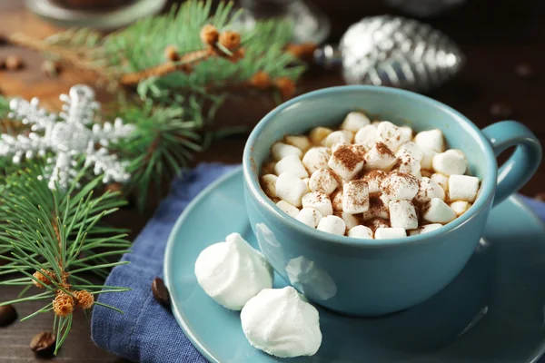 Tasse de chocolat chaud avec guimauves, branche de sapin sur fond en bois — Photo