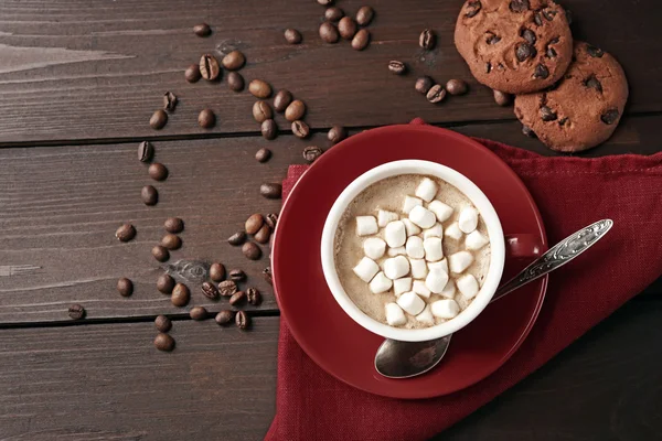 Becher mit heißer Schokolade mit Marshmallows, auf Holzgrund — Stockfoto