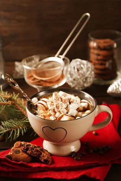 Tasse heiße Schokolade mit Marshmallows, Tannenzweig auf Holzgrund — Stockfoto