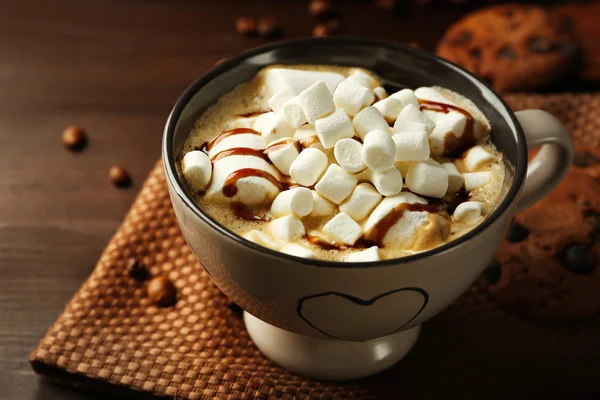 Becher mit heißer Schokolade mit Marshmallows, auf Holzgrund — Stockfoto