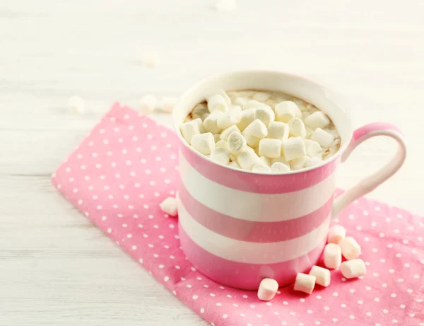 Šálek horké čokolády s marshmallow, na světlé dřevěné pozadí — Stock fotografie