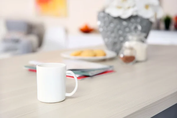 Kopp kaffe på träbord i köket, närbild — Stockfoto