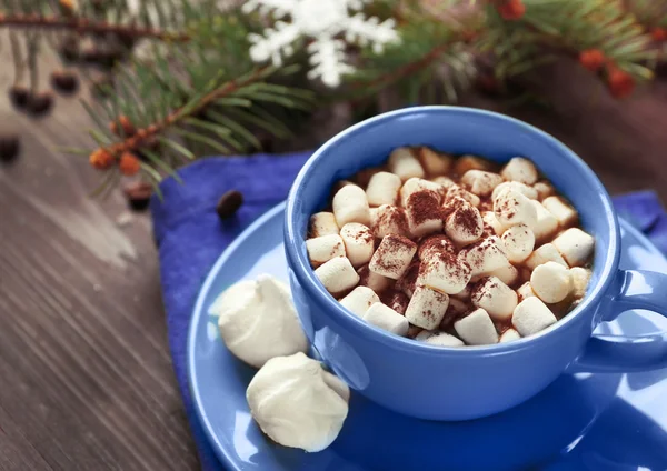 Tasse heiße Schokolade mit Marshmallows, Tannenzweig auf Holzgrund — Stockfoto