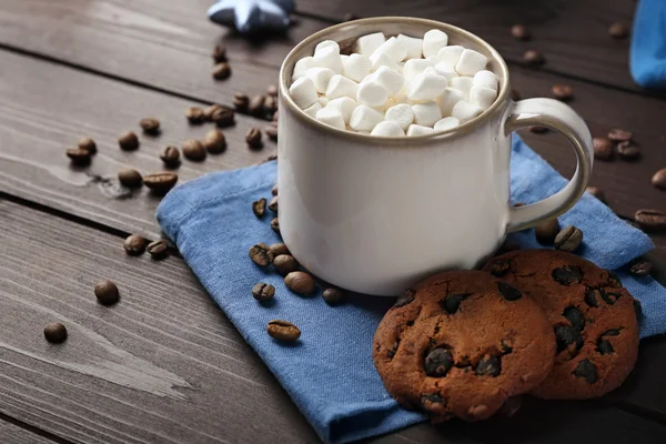 Becher mit heißer Schokolade mit Marshmallows, auf Holzgrund — Stockfoto