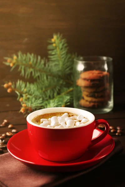 Tazza di cioccolata calda con marshmallow, su sfondo di legno — Foto Stock