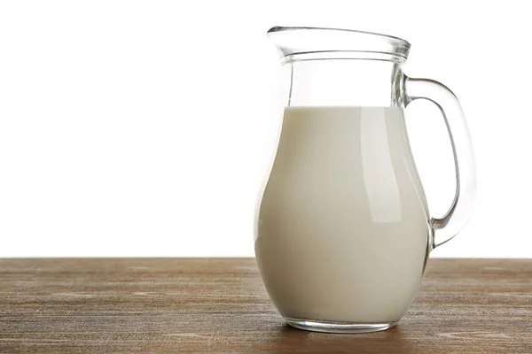 Βάζο του γάλακτος στο τραπέζι που απομονώνονται σε λευκό φόντο — Φωτογραφία Αρχείου