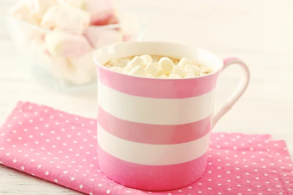 Becher mit heißer Schokolade mit Marshmallows, auf hellem Holzgrund — Stockfoto