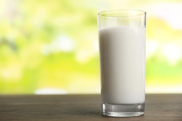 Vaso de leche sobre la mesa — Foto de Stock