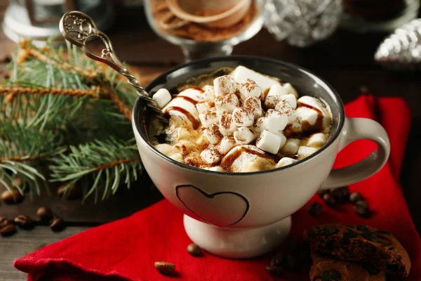 Mugg varm choklad med marshmallows, fir tree förgrena sig på trä bakgrund — Stockfoto