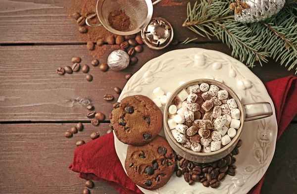 Tazza di cioccolata calda con marshmallow, ramo di abete su sfondo di legno — Foto Stock