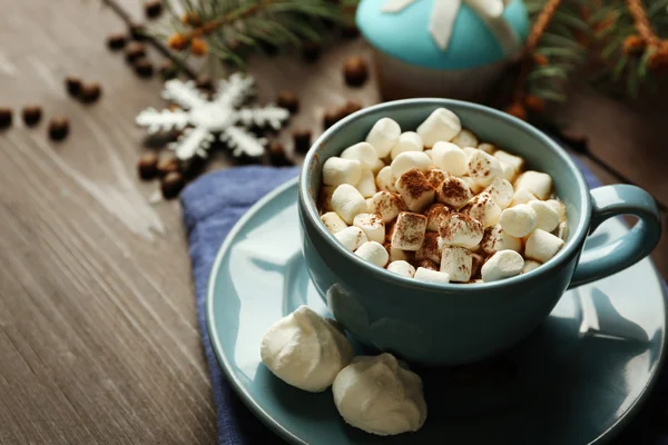 Tasse heiße Schokolade mit Marshmallows, Tannenzweig auf Holzgrund — Stockfoto