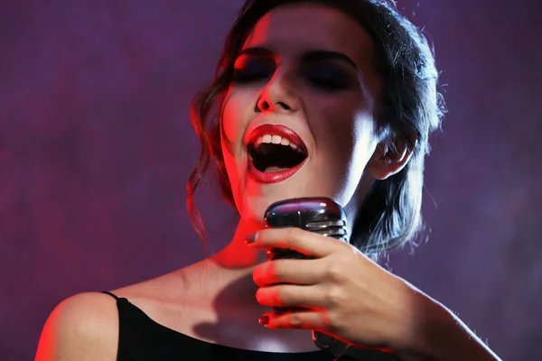 Unga sjunga kvinna — Stockfoto