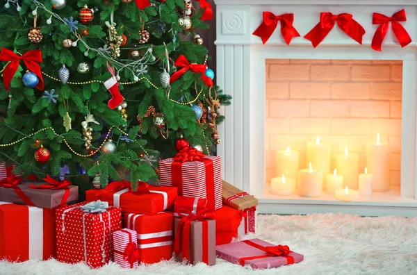 Christmas tree with presents near the fireplace — Stock Photo, Image