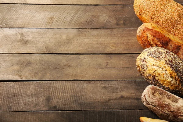 Chleb na drewnianym tle — Zdjęcie stockowe