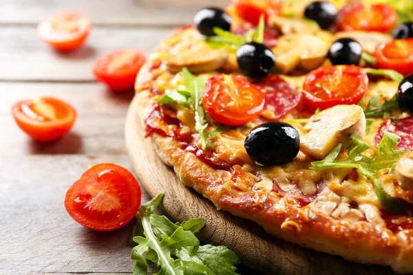 Läckra välsmakande pizza, närbild — Stockfoto