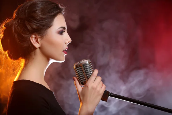 Gyönyörű nő énekel — Stock Fotó