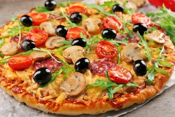 Deliziosa pizza gustosa sul tavolo — Foto Stock