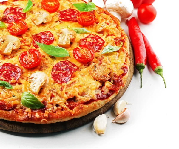 Heerlijke smakelijke pizza geïsoleerd op wit — Stockfoto