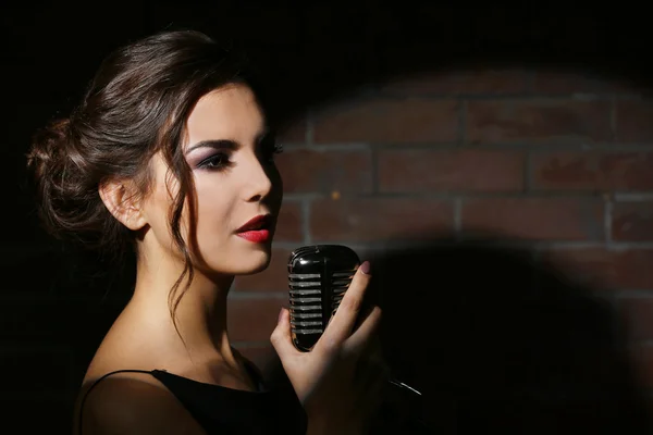 Mujer cantando joven —  Fotos de Stock