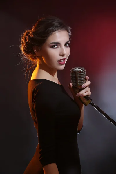 Jonge zingen vrouw — Stockfoto