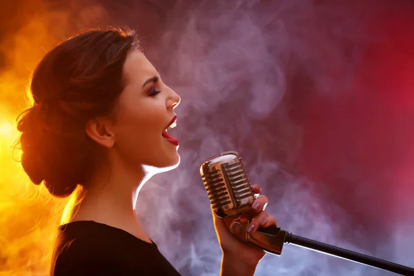 Mulher bonita cantando — Fotografia de Stock