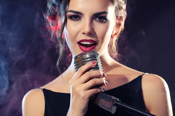 Beautiful woman singing — Stock Photo, Image