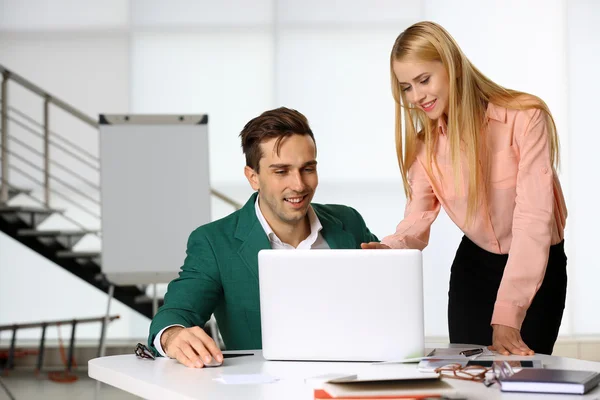 Werken in vergaderruimte Rechtenvrije Stockfoto's