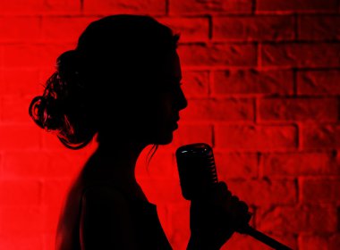 Genç şarkı söyleyen kadın 