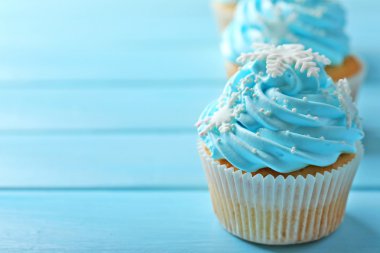 Ahşap zemin üzerine mavi Top kek