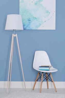 Oda tasarımı ile beyaz zemin lambası