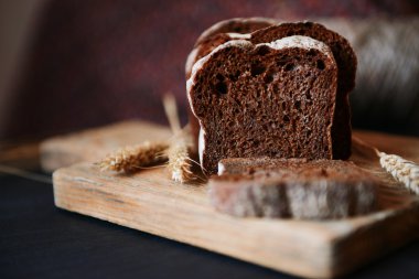 Kesme tahtası portre üzerinde kulakları ile ekmek dilimlenmiş