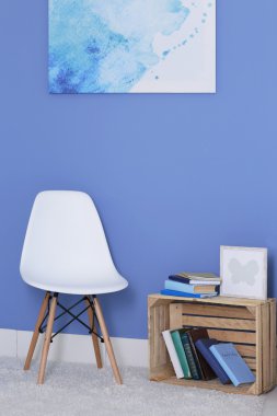 Oda tasarımı ile beyaz sandalye