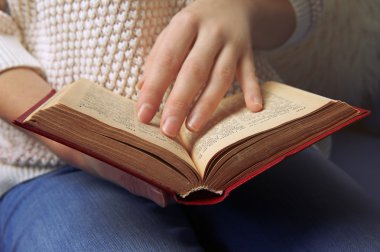 Kadın kitap okuma evde, yakın 