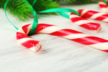 Lolipop şekerler köknar ağacı dalları, closeup ile