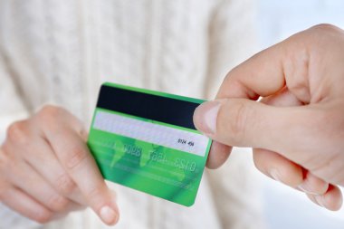 kredi kartı tutan eller