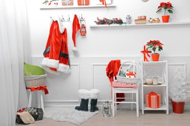 Noel Baba kostüm asılı 