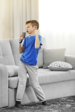 küçük çocuk ile mikrofon şarkı 