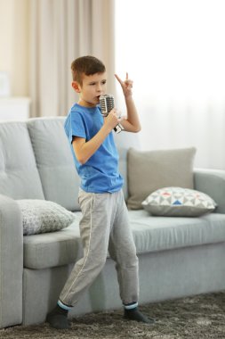 küçük çocuk ile mikrofon şarkı 