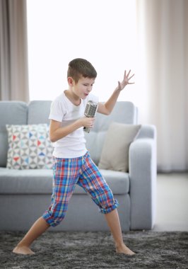 küçük çocuk ile mikrofon şarkı