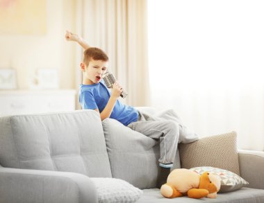 küçük çocuk ile mikrofon şarkı 